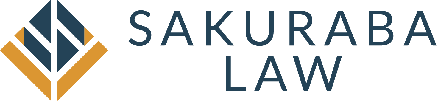 Logotipo da Sakura Law: losango azul e dourado com texto SAKAKURA LAW